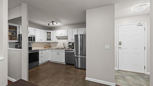 205-200 Hollywood Road, Kelowna, BC - Indoor Photo Showing Kitchen