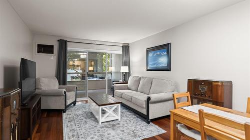 205-200 Hollywood Road, Kelowna, BC - Indoor Photo Showing Living Room