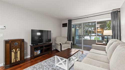 205-200 Hollywood Road, Kelowna, BC - Indoor Photo Showing Living Room