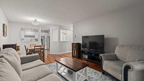 205-200 Hollywood Road, Kelowna, BC - Indoor Photo Showing Living Room