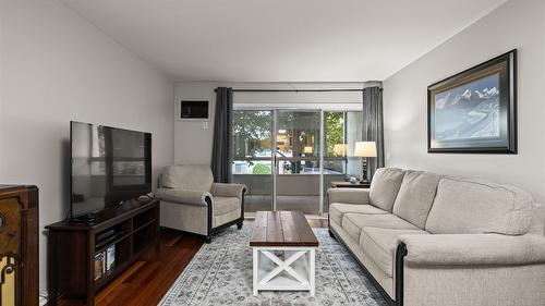 205-200 Hollywood Road, Kelowna, BC - Indoor Photo Showing Living Room