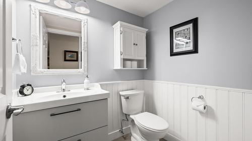 205-200 Hollywood Road, Kelowna, BC - Indoor Photo Showing Bathroom
