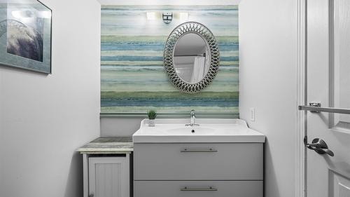 205-200 Hollywood Road, Kelowna, BC - Indoor Photo Showing Laundry Room