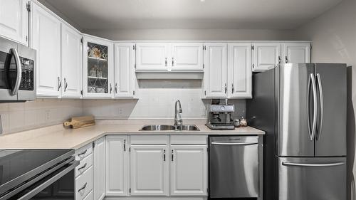 205-200 Hollywood Road, Kelowna, BC - Indoor Photo Showing Kitchen