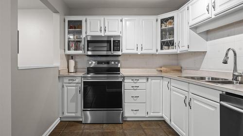 205-200 Hollywood Road, Kelowna, BC - Indoor Photo Showing Kitchen With Double Sink