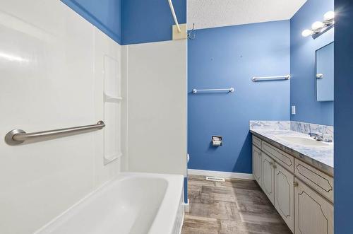 204 Fairview Avenue, Kamloops, BC - Indoor Photo Showing Bathroom