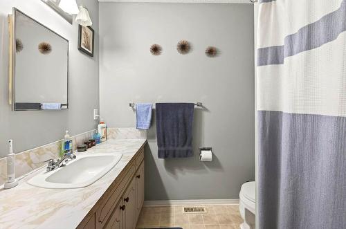 204 Fairview Avenue, Kamloops, BC - Indoor Photo Showing Bathroom