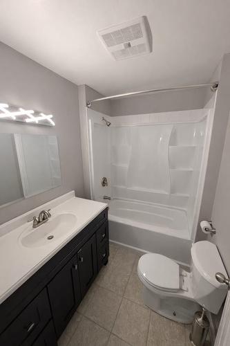 231 6Th Avenue, Creston, BC - Indoor Photo Showing Bathroom