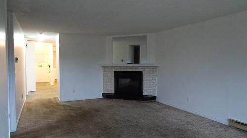 113-290 Highway 33, Kelowna, BC - Indoor Photo Showing Living Room With Fireplace