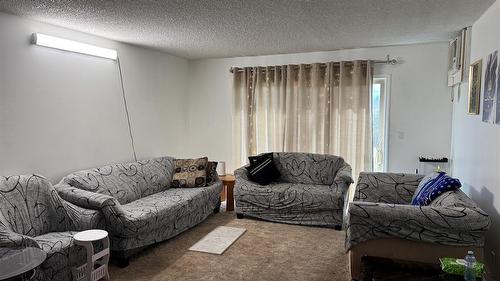 113-290 Highway 33, Kelowna, BC - Indoor Photo Showing Living Room