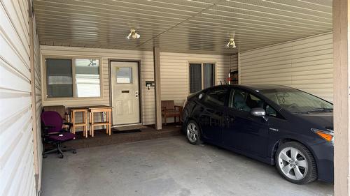 113-290 Highway 33, Kelowna, BC - Indoor Photo Showing Garage