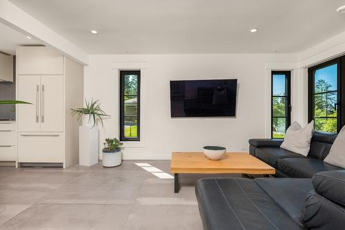 3403 20Th Street, Vernon, BC - Indoor Photo Showing Living Room