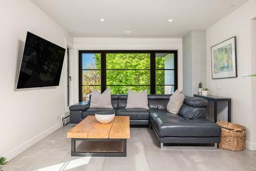 3403 20Th Street, Vernon, BC - Indoor Photo Showing Living Room
