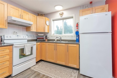 305B-3000 Oak St, Chemainus, BC - Indoor Photo Showing Kitchen With Double Sink