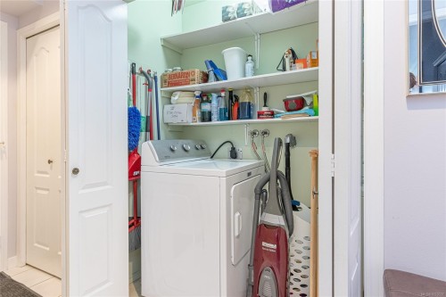 305B-3000 Oak St, Chemainus, BC - Indoor Photo Showing Laundry Room