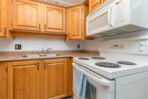 #402-435 Festubert St, Duncan, BC - Indoor Photo Showing Kitchen With Double Sink