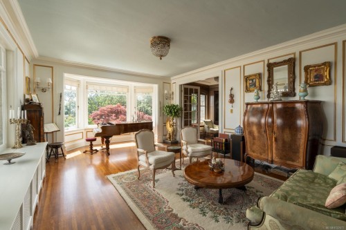 305 Denison Rd, Oak Bay, BC 