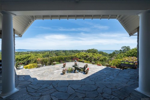 305 Denison Rd, Oak Bay, BC 