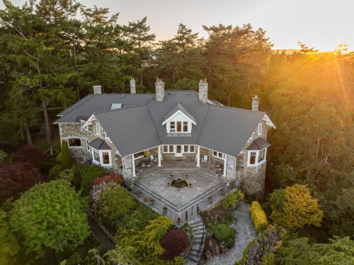 305 Denison Rd, Oak Bay, BC 