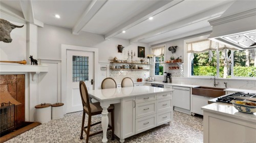 305 Denison Rd, Oak Bay, BC 