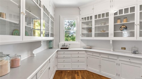 305 Denison Rd, Oak Bay, BC 