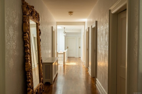 305 Denison Rd, Oak Bay, BC 