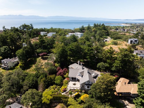 305 Denison Rd, Oak Bay, BC 