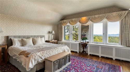 305 Denison Rd, Oak Bay, BC 