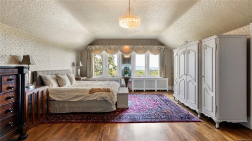 305 Denison Rd, Oak Bay, BC 