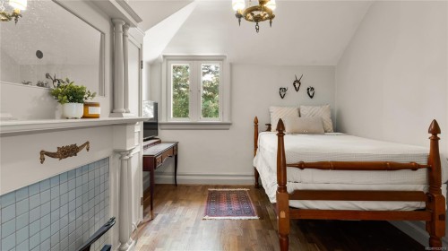 305 Denison Rd, Oak Bay, BC 