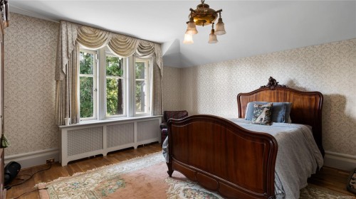 305 Denison Rd, Oak Bay, BC 