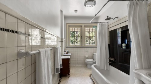 305 Denison Rd, Oak Bay, BC 