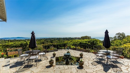305 Denison Rd, Oak Bay, BC 