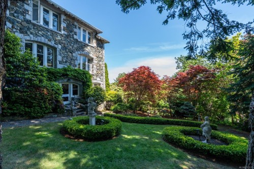 305 Denison Rd, Oak Bay, BC 