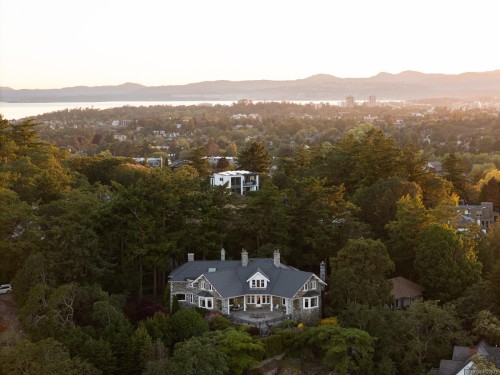 305 Denison Rd, Oak Bay, BC 