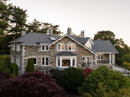 305 Denison Rd, Oak Bay, BC 