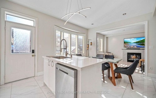 5532 Ethan Drive, Mississauga, ON - Indoor Photo Showing Kitchen With Upgraded Kitchen