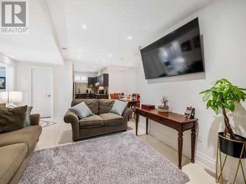 15 Eve Court, Bradford West Gwillimbury, ON - Indoor Photo Showing Living Room