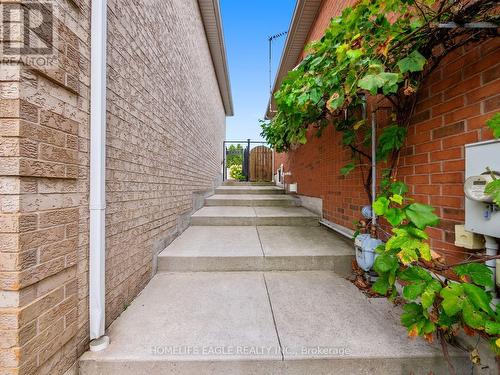 15 Eve Court, Bradford West Gwillimbury, ON - Outdoor With Exterior