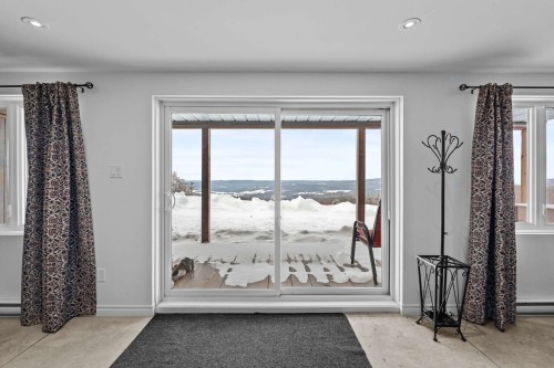 Salle familiale - 36 Ch. Du Sommet-De-La-Vallée, Harrington, QC - Indoor Photo Showing Living Room With Fireplace
