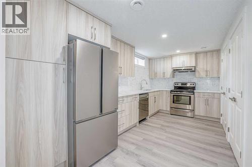 152 Falconridge Crescent Ne, Calgary, AB - Indoor Photo Showing Kitchen