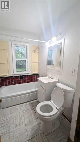 1436 22 Avenue Nw, Calgary, AB - Indoor Photo Showing Bathroom