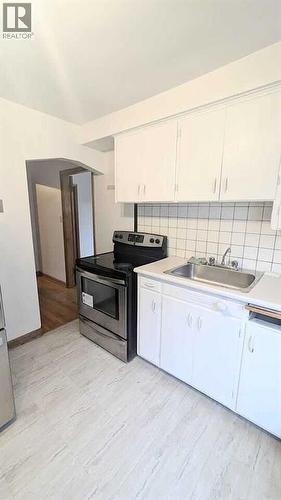 1436 22 Avenue Nw, Calgary, AB - Indoor Photo Showing Kitchen