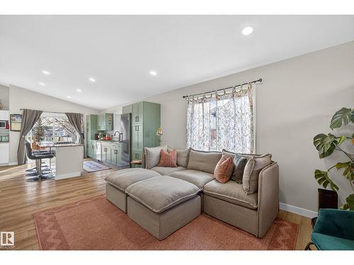 7 Lindsay Av, Spruce Grove, AB - Indoor Photo Showing Living Room