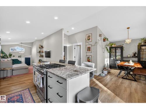 7 Lindsay Av, Spruce Grove, AB - Indoor Photo Showing Kitchen With Upgraded Kitchen