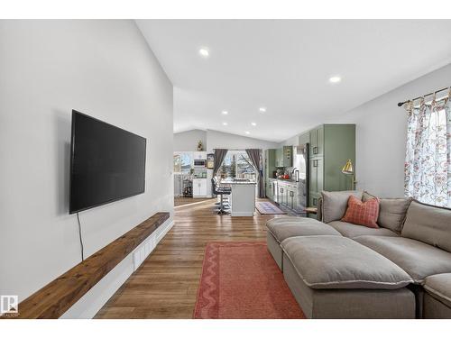 7 Lindsay Av, Spruce Grove, AB - Indoor Photo Showing Living Room