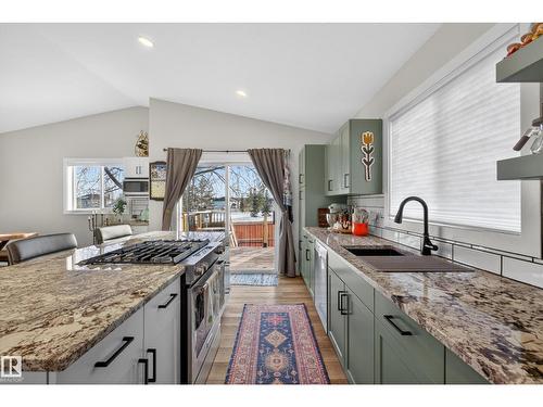 7 Lindsay Av, Spruce Grove, AB - Indoor Photo Showing Kitchen With Upgraded Kitchen