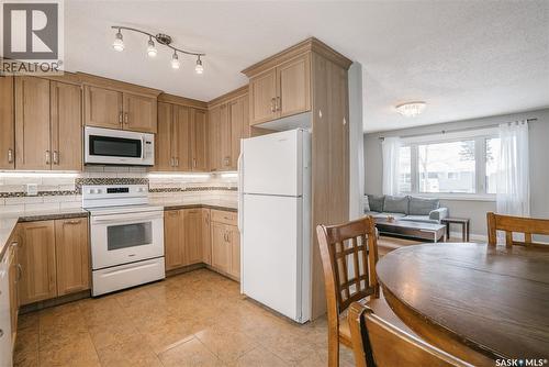 346 Brock Crescent, Saskatoon, SK - Indoor Photo Showing Kitchen