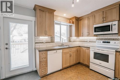 346 Brock Crescent, Saskatoon, SK - Indoor Photo Showing Kitchen With Double Sink