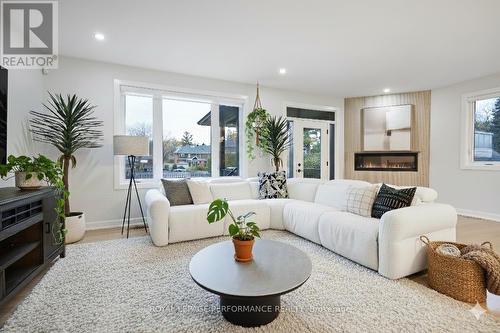 1709 Fisher Ave Avenue, Ottawa, ON - Indoor Photo Showing Living Room